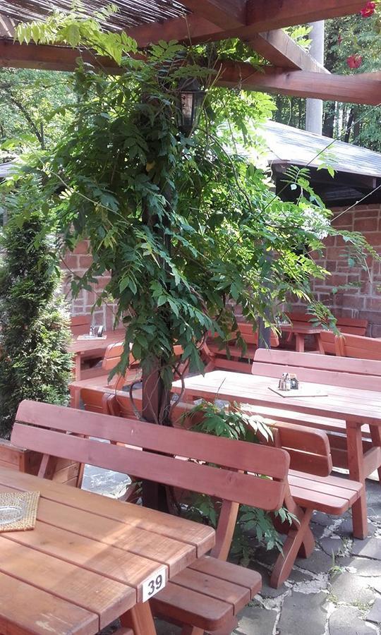 Penzion A Restaurace U Mamy Hotel Frýdek-Místek Buitenkant foto